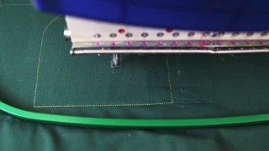 Üniforma üzerinde iki numaralı otomatik makine nakışçıları