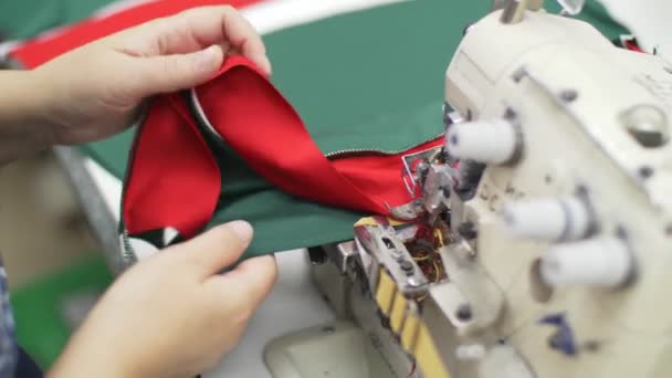 Seamstress ράβει χόκεϊ ομοιόμορφη χρώμα ύφασμα στο εργαστήριο — Αρχείο Βίντεο