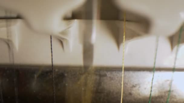 Máquina automática de bordado opera en taller de costura — Vídeos de Stock