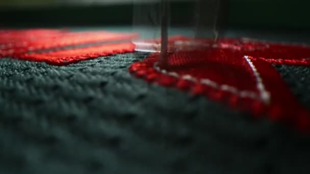 Maschine näht in Lichtwerkstatt rote Buchstaben an Hockey-Uniform — Stockvideo