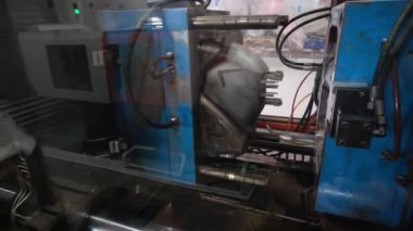 Dükkandaki cam panelin arkasında otomatik basın makinesi çalışıyor