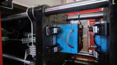 Genç adam otomatikman dükkanda yapılan ayrıntıları alır.