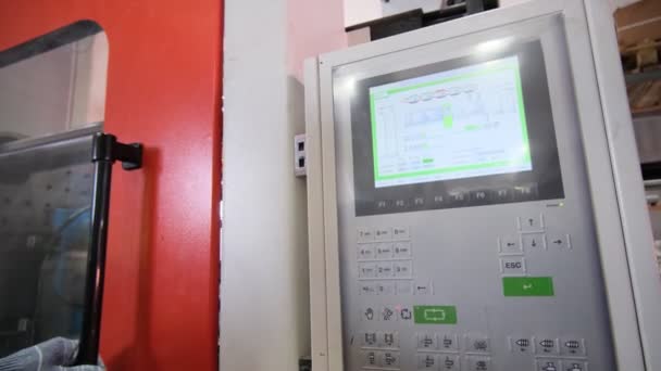 Arbetare trycker på knappen för att starta maskinen gör plast detaljer — Stockvideo
