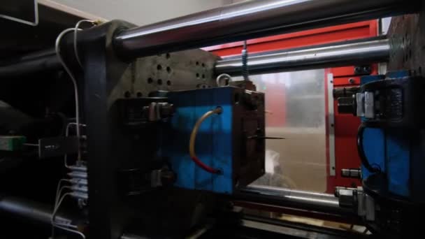 Werknemer neemt frame gemaakt door automatische pers machine tool — Stockvideo
