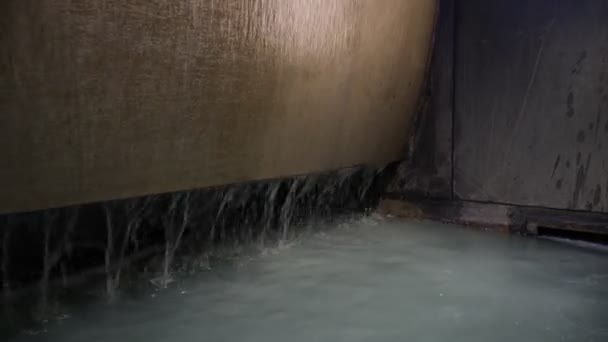 水沿着墙流入冷却操作机床 — 图库视频影像