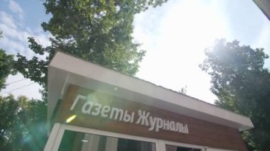 Ön cephede yazılı gazete ve dergilerle mağaza