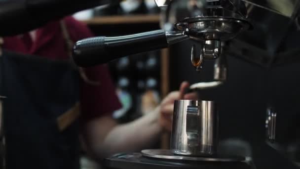 Barista chicotes leite com ferramenta de máquina de café no café — Vídeo de Stock