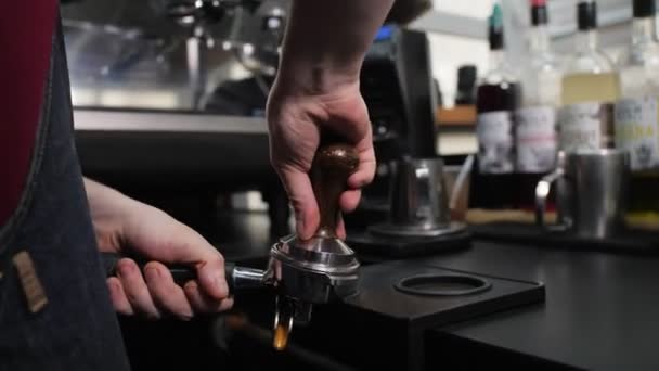 Empleado utiliza manipulador para café molido cerca de cafetera — Vídeos de Stock