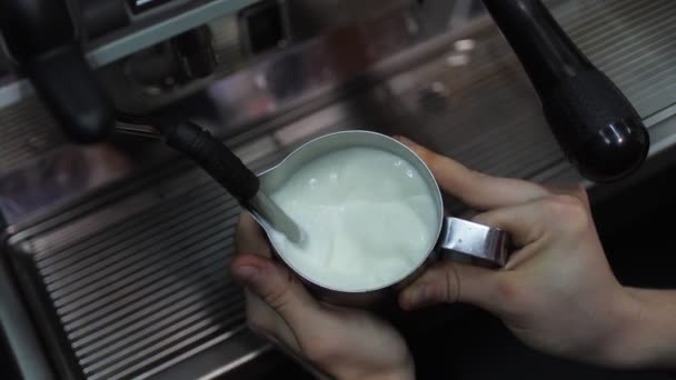 Hombre bate leche fresca con máquina de café en acogedora cafetería — Vídeos de Stock