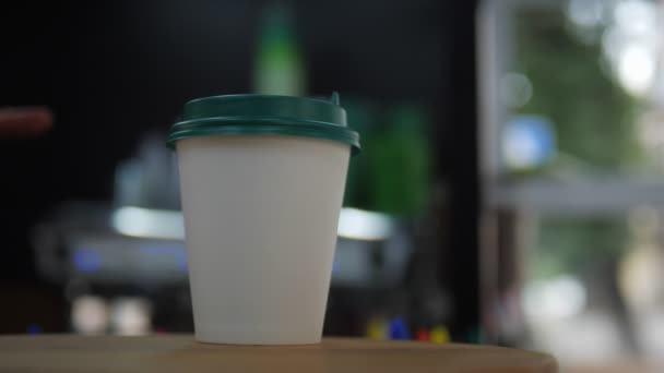 Persona prende tazza di caffè vuoto dal piano di lavoro nel caffè — Video Stock