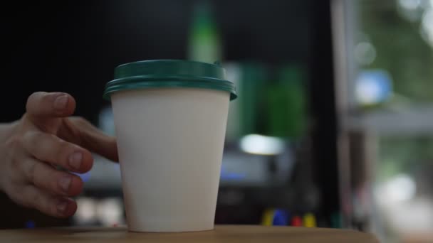 Człowiek bierze filiżankę kawy z miejsca do projektowania z blatu — Wideo stockowe