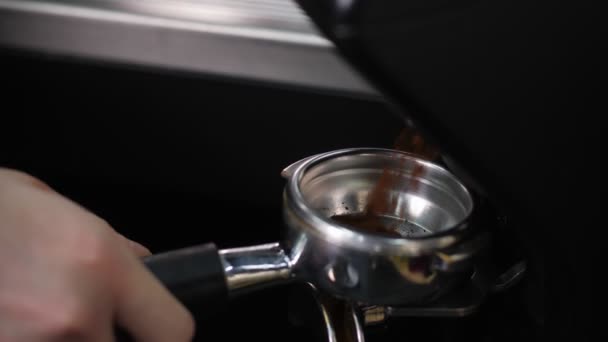 Café molido vertido en la taza de metal tamper en primer plano cafetería — Vídeos de Stock
