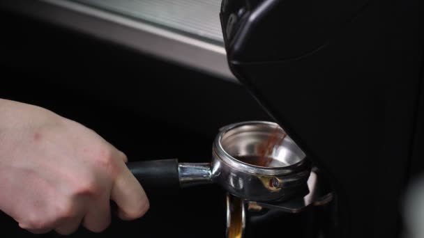 バリスタはマシンからの挽いたコーヒーで金属カップを置きます — ストック動画