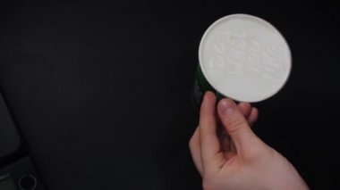 Barista kahve köpüğünde ne istiyorsan onu yap yazısını yazdırır.