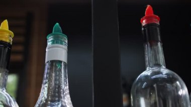 Çağdaş kafenin tezgahında şişe koleksiyonu