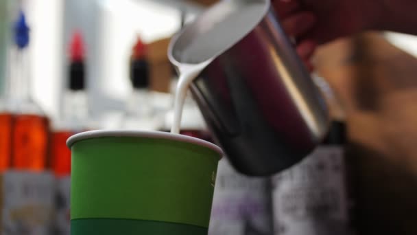 従業員がコーヒーとカップにホットミルクを注ぐカフェクローズアップ — ストック動画