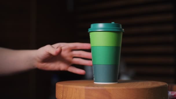 Kişi kahve fincanını alır ve tezgahın üstüne koyar. — Stok video