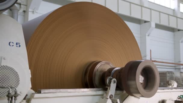 Otomatik üretim hattında kahverengi ambalaj kağıdıyla bobin — Stok video