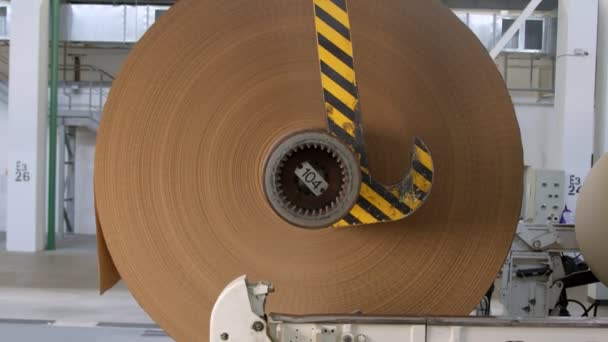 Levantando bobina de papel de embalagem marrom na oficina da planta — Vídeo de Stock