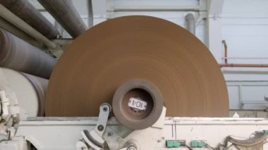 Atölyede metal parçalarıyla cilalanmış kahverengi ambalaj kağıdı