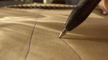 Eskiz defterinin kahverengi kağıdına grafik ve çizgi çiziliyor