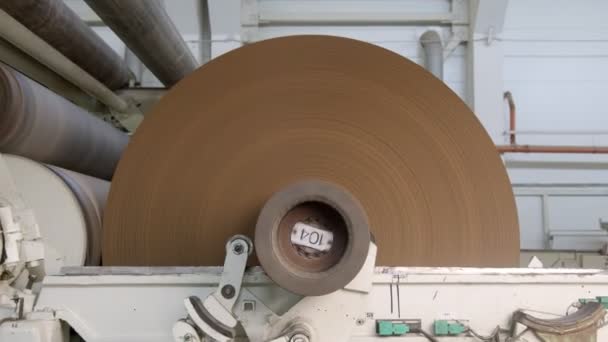 Καφέ χαρτί συσκευασίας γυαλισμένο με μεταλλικά μέρη στο εργαστήριο — Αρχείο Βίντεο