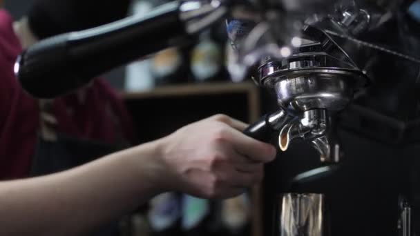 Barista pone portafilter con café a máquina en la cafetería — Vídeo de stock