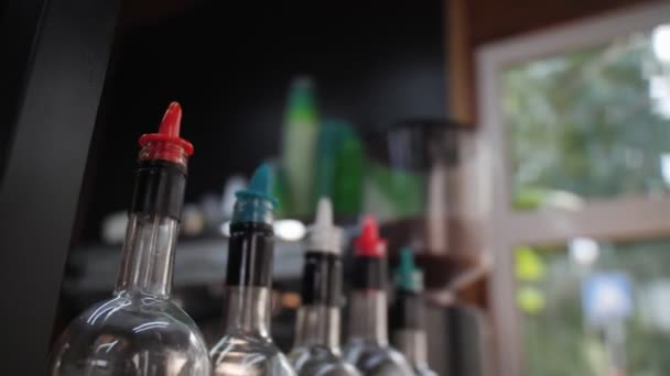 Movimiento a lo largo de la fila de botellas de jarabe a la máquina de café primer plano — Vídeo de stock