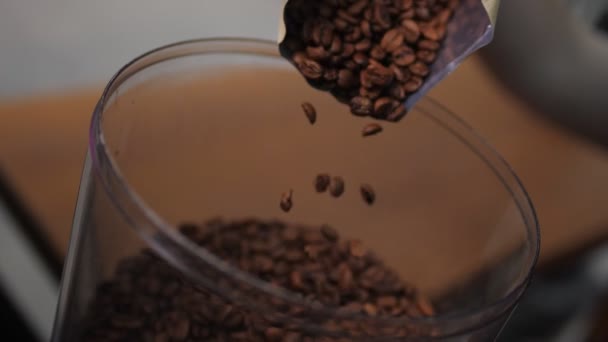 Recipiente de enchimento com grãos de café torrados em café close-up — Vídeo de Stock