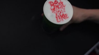 Barista kahveyi kırmızı ile koyuyor. Ne istersen onu yap.