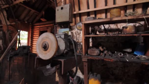 목공소의 작업대에 있는 인쇄 기계 도구 — 비디오
