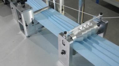 Üretim hattında maske üreten kumaş ve elastik bant