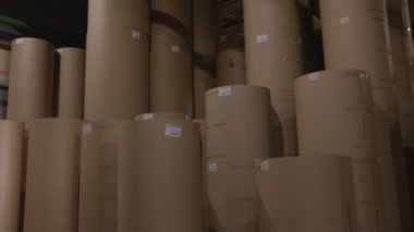 El feneri depolarda kahverengi kağıt rulo boyunca hareket eder.