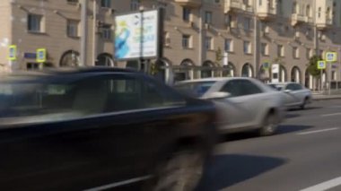 Otomobiller büyük şehir caddesi asfalt yolu boyunca sürüyorlar