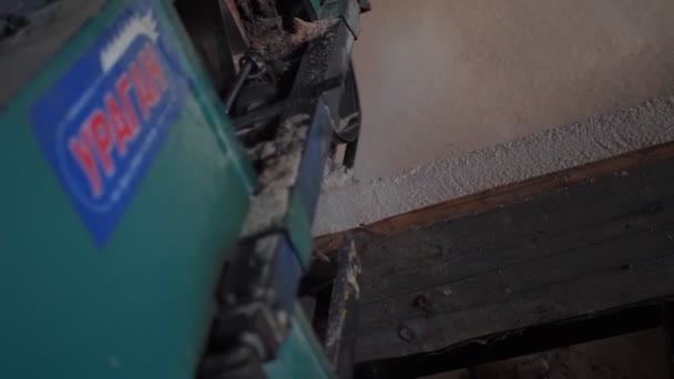Máquina vintage pule costilla de tablón de madera en tienda cerrar — Vídeo de stock