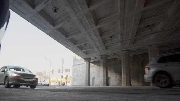 Automóviles y taxis conducen a lo largo de amplia carretera bajo puente — Vídeos de Stock