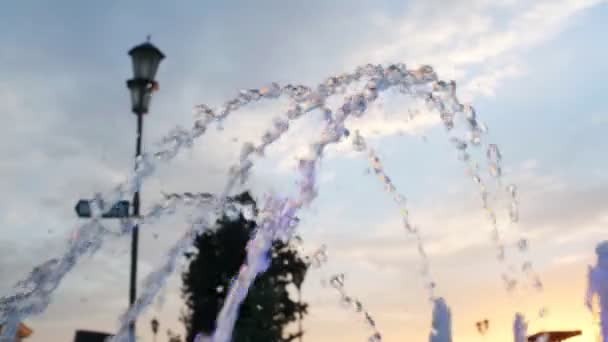 当代城市公园内的近距离水柱点亮 — 图库视频影像