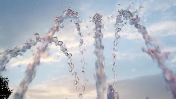 Água de fonte iluminada na cidade de tarde de verão — Vídeo de Stock