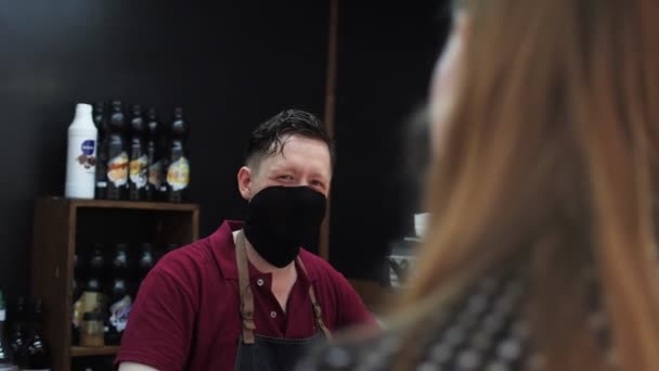 Barman en la máscara toma el orden de la mujer en la pequeña cafetería — Vídeo de stock