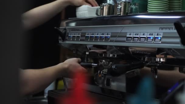 Barista leva portafilter e limpa com toalhete no café — Vídeo de Stock