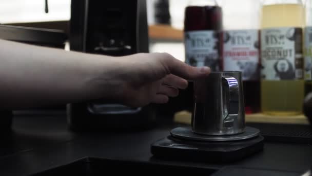 Barmen kafede kahve bardağının üstüne portafilter koyar. — Stok video