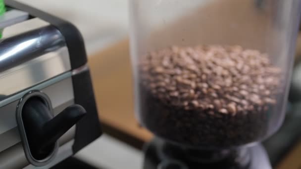 Бариста держит портафильтр для заправки молотым кофе в кафе — стоковое видео