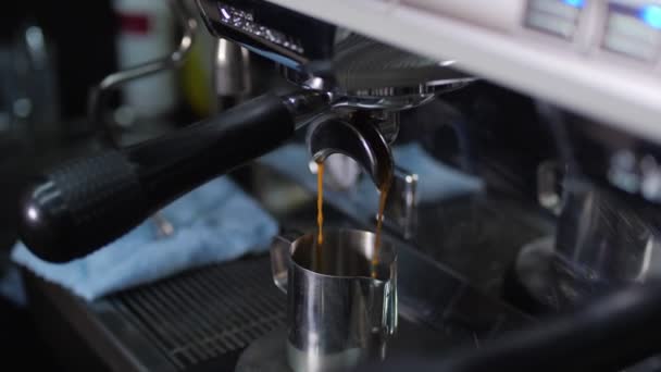 Proces parzenia kawy w kawiarni i menu papierowym zbliżenie — Wideo stockowe