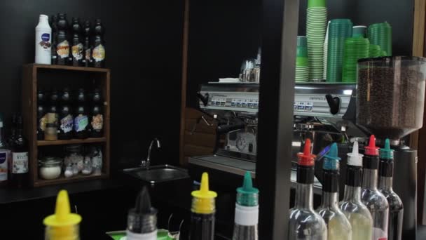 Jarabes dulces en la encimera y máquina de café en la cafetería — Vídeo de stock