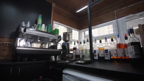 Açık büfe kafede şurup şişeleri ve modern kahve makinesi. — Stok video