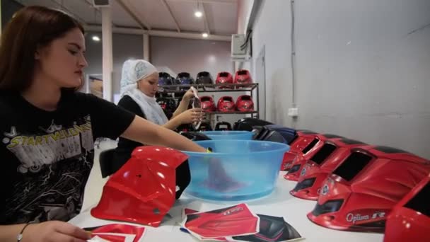 Kvinnliga arbetare gör skyddsmasker för svetsare i verkstaden — Stockvideo