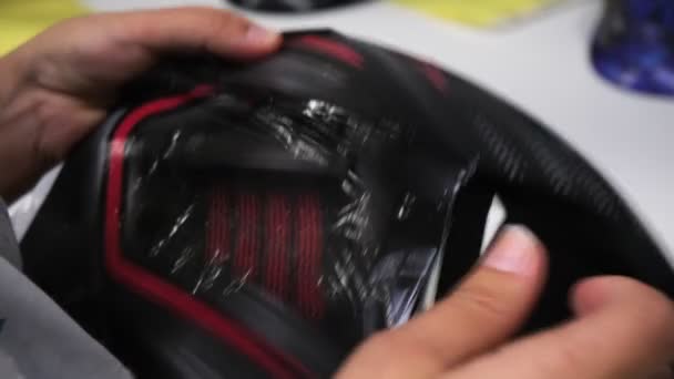 Mulher cola adesivos na máscara de soldador no local de trabalho na loja — Vídeo de Stock