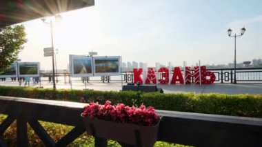 İnsanlar Kazan 'ın şehir duvarına kurduğu sözlerin yanından geçip gidiyorlar.