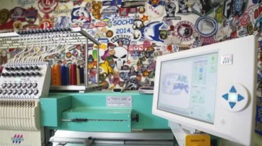 Akbar logosuna sahip nakış makinesinin kontrol paneli