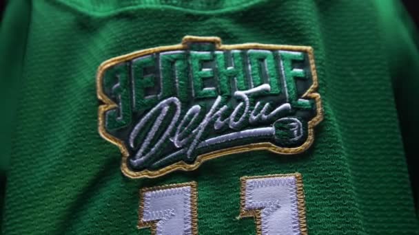 Hockey player uniform met geborduurd Green Derby logo — Stockvideo